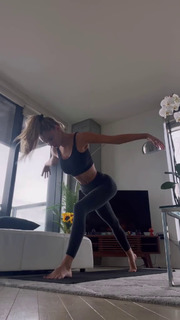 Alexis Ren feet photo thumbnail