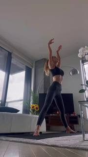 Alexis Ren feet photo thumbnail