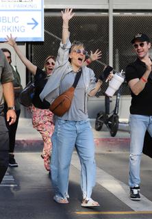Kaley Cuoco feet photo thumbnail