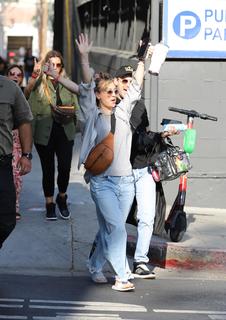 Kaley Cuoco feet photo thumbnail