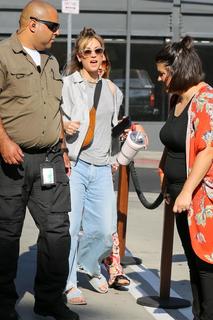Kaley Cuoco feet photo thumbnail