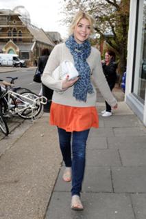Holly Willoughby feet photo thumbnail