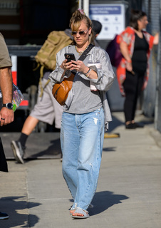 Kaley Cuoco feet photo thumbnail