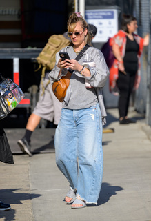 Kaley Cuoco feet photo thumbnail