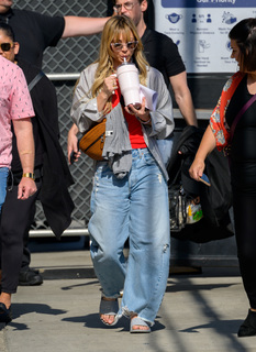 Kaley Cuoco feet photo thumbnail
