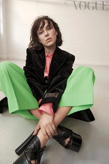 Millie Bobby Brown feet photo thumbnail