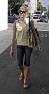 Naomi Watts feet photo thumbnail