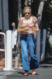 Emma Roberts feet photo thumbnail