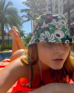 Larissa Manoela feet photo thumbnail