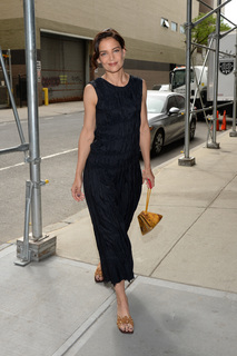 Katie Holmes feet photo thumbnail