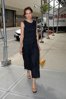 Katie Holmes feet photo thumbnail
