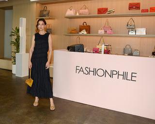 Katie Holmes feet photo thumbnail