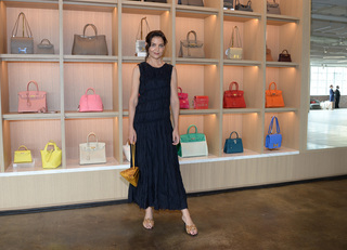 Katie Holmes feet photo thumbnail