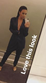 Demi Lovato feet photo thumbnail