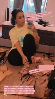 Demi Lovato feet photo thumbnail