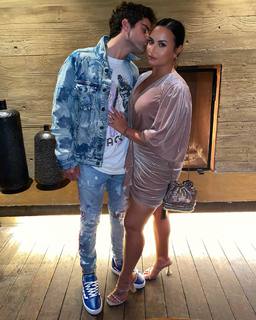 Demi Lovato feet photo thumbnail