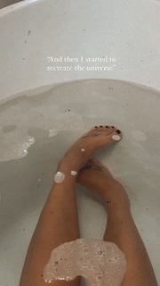 Demi Lovato feet photo thumbnail