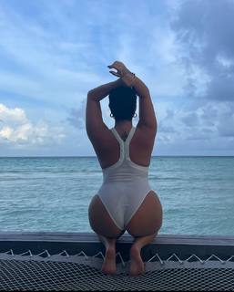 Demi Lovato feet photo thumbnail