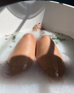 Demi Lovato feet photo thumbnail