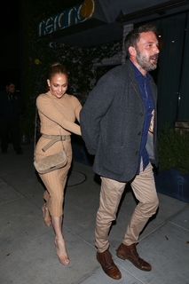 Jennifer Lopez feet photo thumbnail