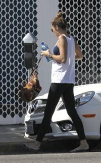 Miley Cyrus feet photo thumbnail