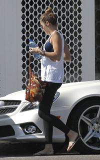 Miley Cyrus feet photo thumbnail