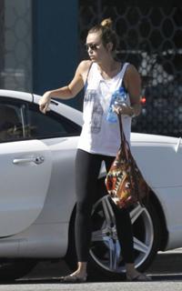 Miley Cyrus feet photo thumbnail