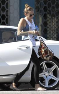 Miley Cyrus feet photo thumbnail