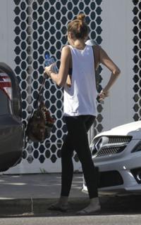 Miley Cyrus feet photo thumbnail