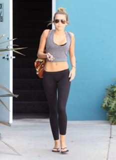 Miley Cyrus feet photo thumbnail