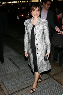 Mariska Hargitay feet photo thumbnail