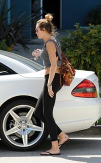 Miley Cyrus feet photo thumbnail