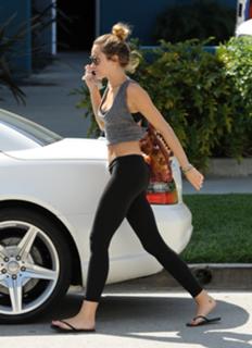 Miley Cyrus feet photo thumbnail