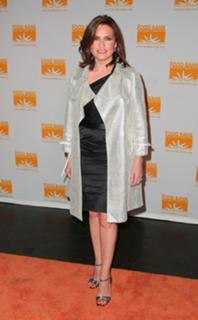 Mariska Hargitay feet photo thumbnail