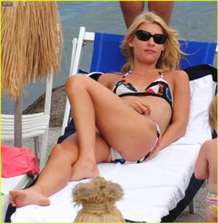 Claire Danes feet photo thumbnail