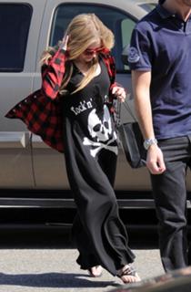 Avril Lavigne feet photo thumbnail