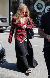 Avril Lavigne feet photo thumbnail