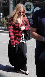 Avril Lavigne feet photo thumbnail