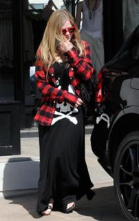 Avril Lavigne feet photo thumbnail
