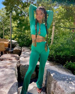 Halle Bailey feet photo thumbnail