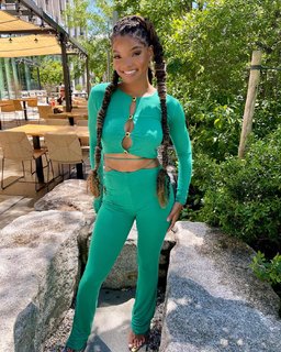 Halle Bailey feet photo thumbnail