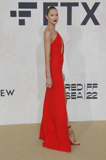 Candice Swanepoel feet photo thumbnail