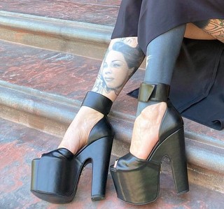 Katherine von Drachenberg feet photo thumbnail