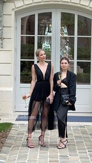 Laura Vandervoort feet photo thumbnail
