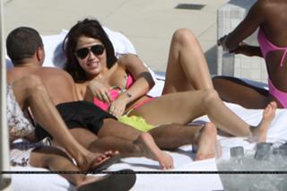 Miley Cyrus feet photo thumbnail