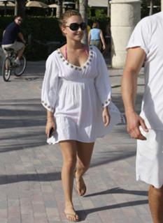 Hayden Panettiere feet photo thumbnail