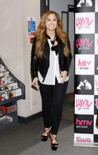 Demi Lovato feet photo thumbnail