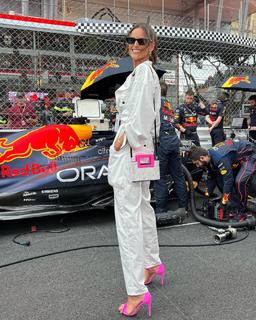 Izabel Goulart feet photo thumbnail