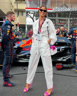 Izabel Goulart feet photo thumbnail