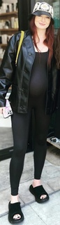 Sophie Turner feet photo thumbnail